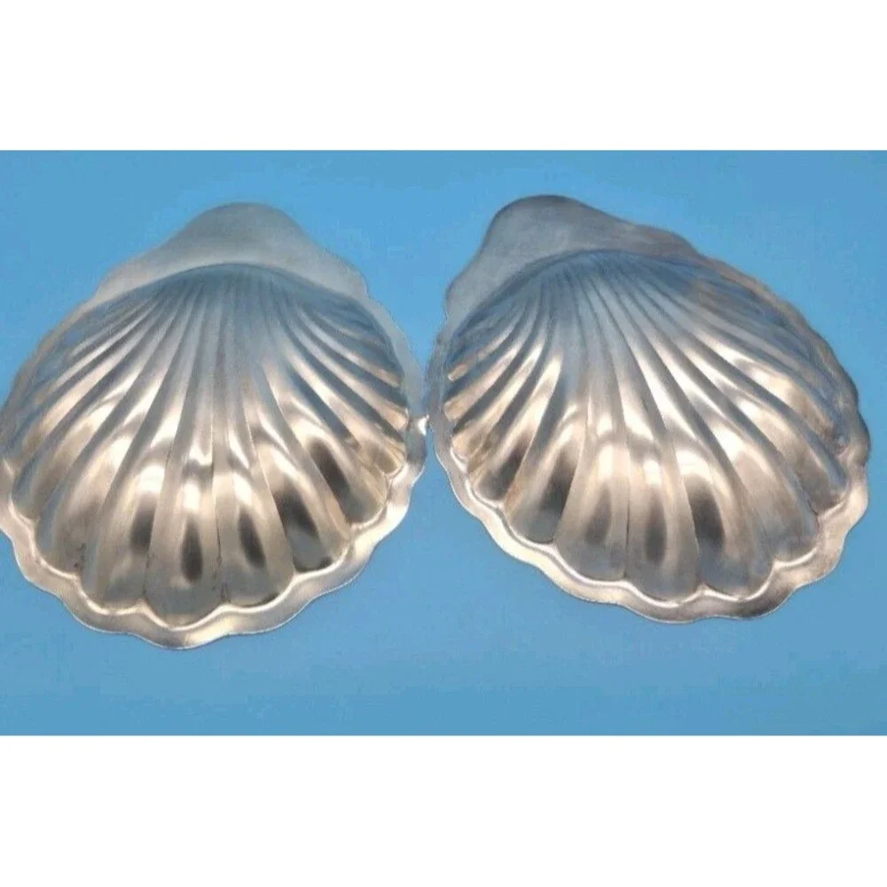 Vintage Pair Oneida Silver Plate Shell Shaped Dishes Bowls Nuts Candy Clam Decor